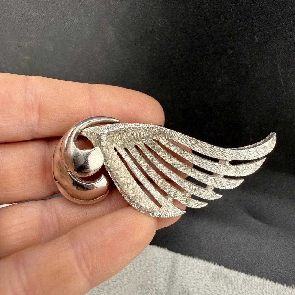Vintage Lisner Deltah Brooch Lot Silver Tone‎ Textured Floral Wing 3pc